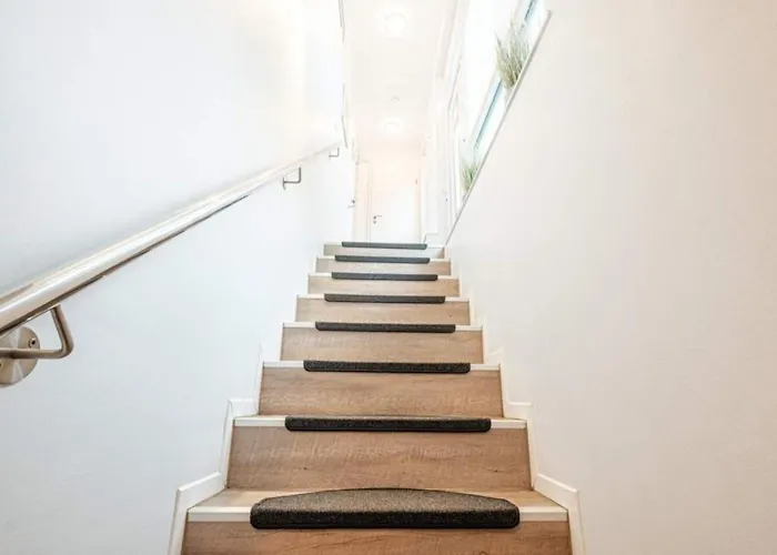 2 Seasons, Six Senses Apartman